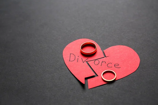 Broken Red Heart Rings Dark Background Concept Divorce — Stock Photo, Image