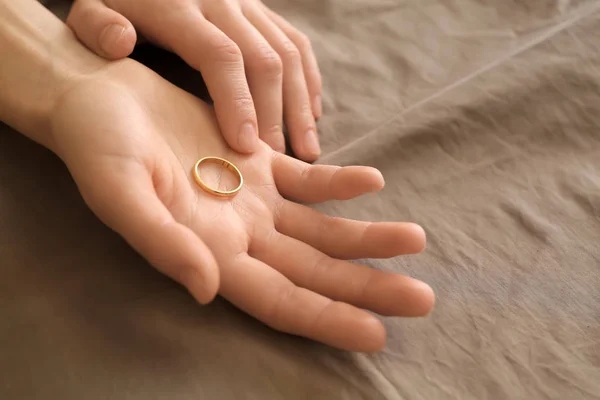 Γυναικεία Χέρια Δαχτυλίδι Στο Πανί Έννοια Του Διαζυγίου — Φωτογραφία Αρχείου