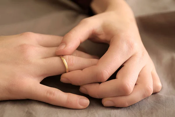 Mujer Tratando Deslizar Anillo Dedo Primer Plano Concepto Divorcio — Foto de Stock