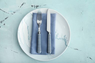 Açık renk arka plan basit tablo ayarı