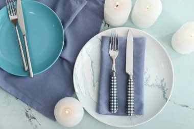 Açık renk arka plan üzerinde güzel sofra