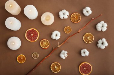 Mumlar, güzel kompozisyonu kurutulmuş narenciye ve pamuk çiçek renk arka plan üzerinde