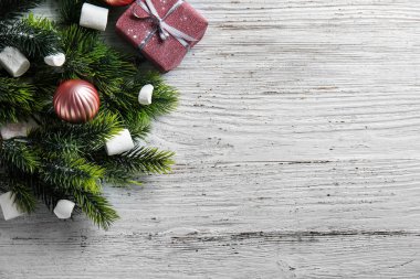 Noel ağaç dalları ve ahşap masa üzerinde lezzetli hatmi