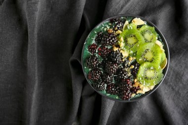 Spirulina yüzlü tablo ile kase