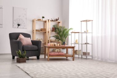 Masa ve rahat koltuk modern oda içi