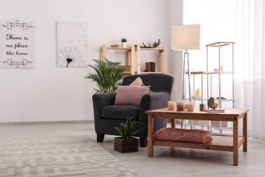 Masa ve rahat koltuk modern oda içi