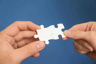 Renk arka plan üzerinde bulmacanın parçaları ile erkek ve dişi el