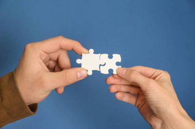 Renk arka plan üzerinde bulmacanın parçaları ile erkek ve dişi el