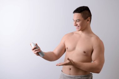 Açık renkli deodorant ile genç adam