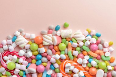 Renk arka plan üzerinde birçok farklı tatlılar