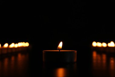 Koyu arkaplanda yanan mum