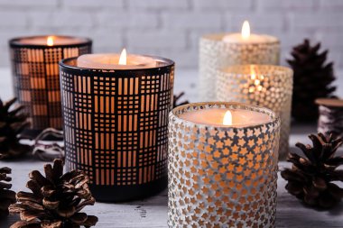 Tablo sahipleri mumlar yanan