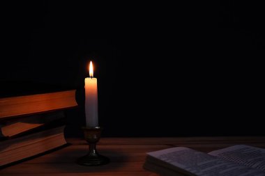 Yanan mum ve karanlık tabloda ilgili kitaplar