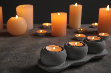 Tablo üzerinde yanan mumlar