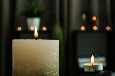 Arka plan bulanık, closeup yanan mum