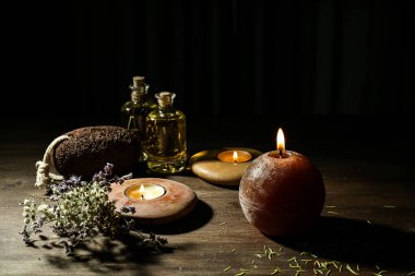 Ahşap masa mumlar yanan ile güzel spa kompozisyon