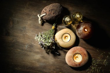 Ahşap masa mumlar yanan ile güzel spa kompozisyon