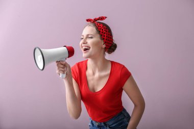 Renkli arka planda megafonu olan genç bir kadın.
