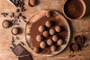 Ahşap masa üzerinde lezzetli tatlı yer mantarı