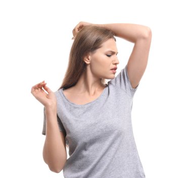 Güzel ve genç birbayan duygu beyaz arka plan üzerinde ter kokusu. Deodorant kullanmanın kavramı