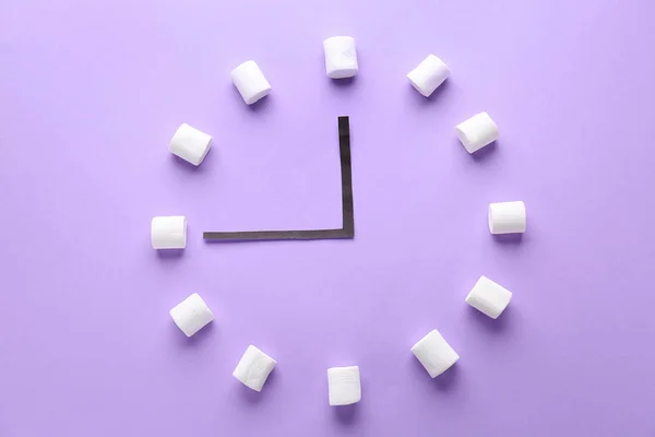 Ρολόι Φτιαγμένο Από Νόστιμο Marshmallow Χρώμα Φόντου — Φωτογραφία Αρχείου