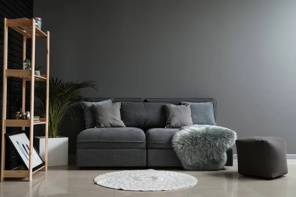 モダンな客室には快適なソファーのインテリア — ストック写真