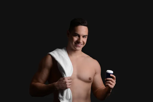 Jonge Man Met Deodorant Donkere Achtergrond — Stockfoto