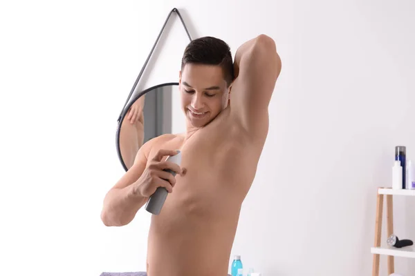 Jeune Homme Utilisant Déodorant Dans Salle Bain — Photo
