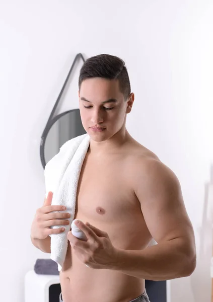 Młody Człowiek Dezodorant Łazience — Zdjęcie stockowe