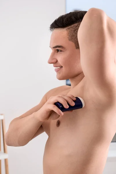 Ung Man Använder Deodorant Badrum — Stockfoto