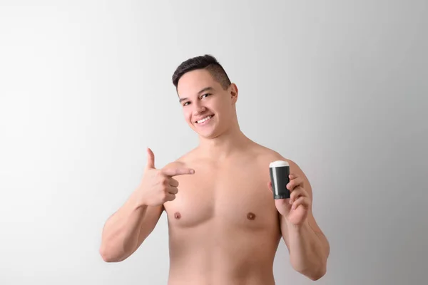 Jonge Man Met Deodorant Lichte Achtergrond — Stockfoto