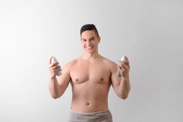 Ung Man Med Deodoranter Ljus Bakgrund — Stockfoto