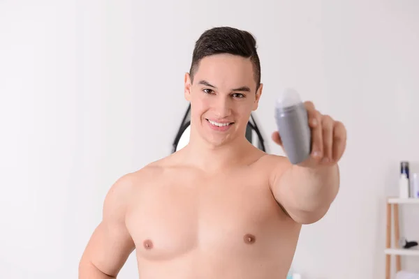 Jeune Homme Avec Déodorant Dans Salle Bain — Photo