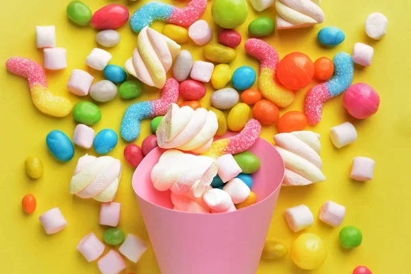 Lezzetli tatlılar ve renk arka plan, closeup üzerinde kağıt koni