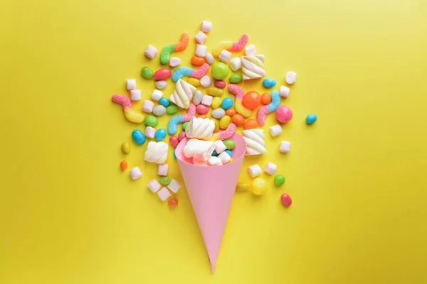 Composición Con Sabrosos Dulces Sobre Fondo Color — Foto de Stock