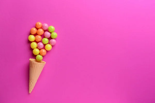 Waffle Cone Scattered Candies Color Background — Stock Photo, Image