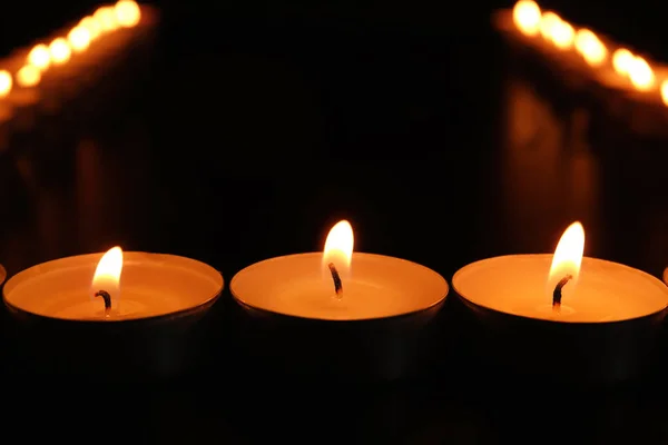 Velas Ardientes Sobre Fondo Oscuro — Foto de Stock