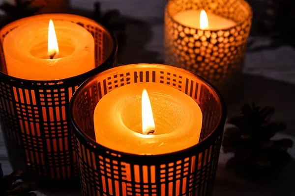 在桌上的烛台上燃烧蜡烛 — 图库照片