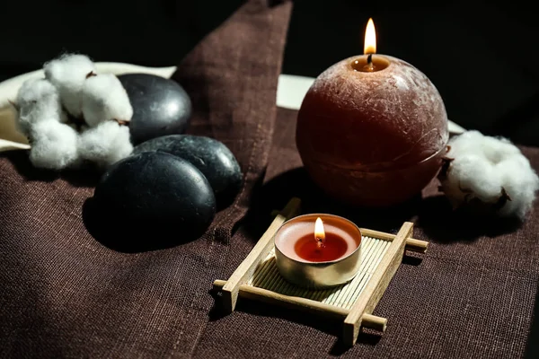 Schöne Wellness Komposition Mit Brennenden Kerzen Auf Dem Tisch — Stockfoto