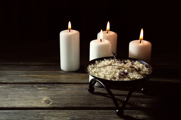 Schöne Wellness Komposition Mit Brennenden Kerzen Und Meersalz Auf Holztisch — Stockfoto