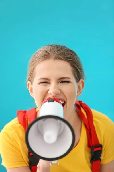 Engenheira Feminina Usando Megafone Fundo Cor — Fotografia de Stock