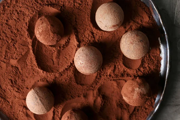 Trufas Dulces Con Cacao Polvo Plato —  Fotos de Stock