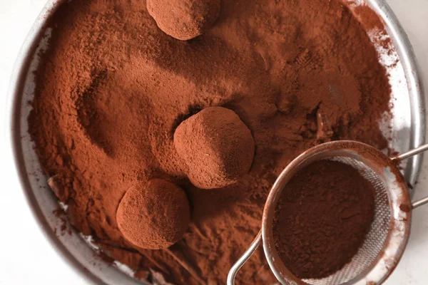Deliciosas Trufas Dulces Con Cacao Polvo Colador Plato —  Fotos de Stock