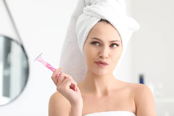 Nachdenkliche Junge Frau Mit Rasiermesser Badezimmer — Stockfoto
