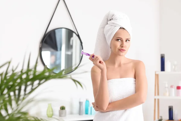 Bella Giovane Donna Con Rasoio Bagno — Foto Stock