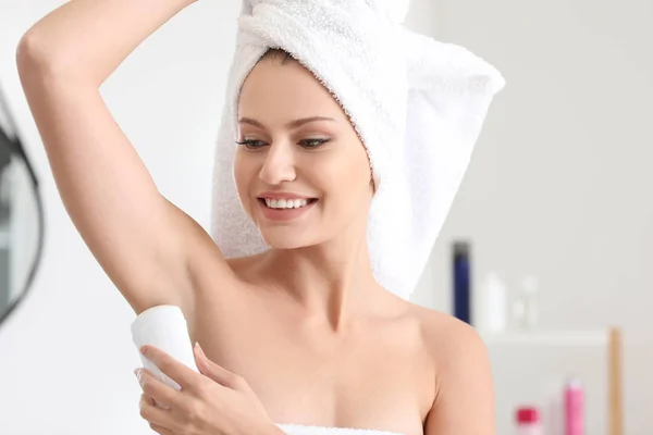 Hermosa Mujer Joven Con Desodorante Baño —  Fotos de Stock