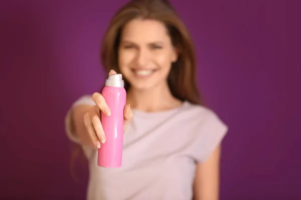 Hermosa Mujer Joven Con Desodorante Sobre Fondo Color — Foto de Stock