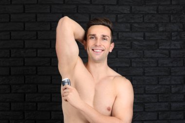 Yakışıklı delikanlı ile deodorant koyu arka plan