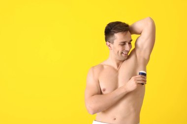 Yakışıklı delikanlı ile renk arka plan deodorant