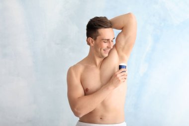 Açık renkli deodorant ile yakışıklı genç